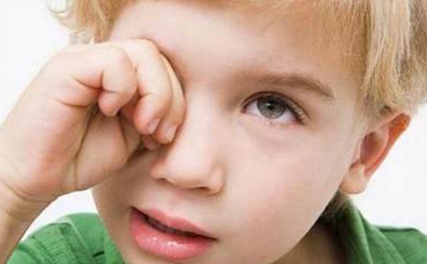 孩子倒睫毛有什么症状？小孩下睫毛倒睫怎么办?