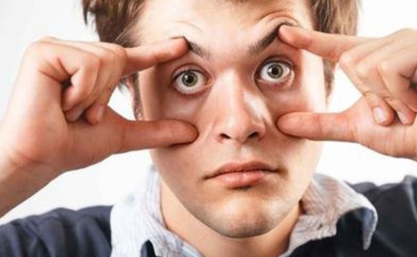间歇性眼球突出是什么原因引起的？眼球突出矫正术多少钱？