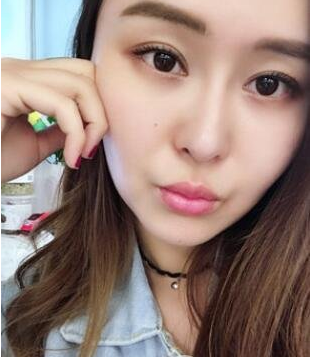 嘴唇薄，看起来牙尖嘴利。