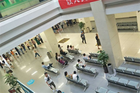 成都中医药大学附属医院银海医美_医院大厅