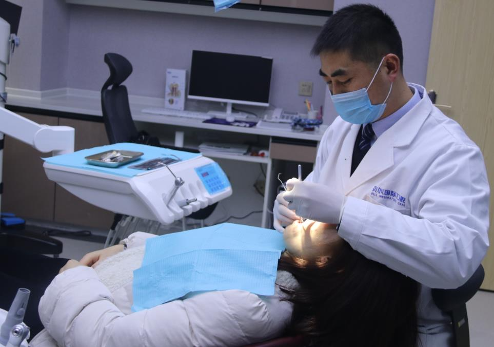 杭州临平贝尔口腔门诊部_医生治疗中