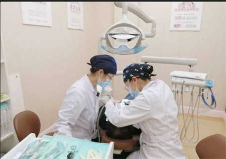 泉州柏德口腔门诊部_医生治疗中