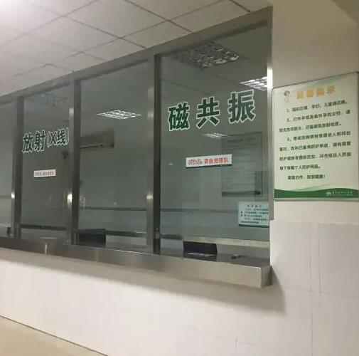 襄阳市中心医院整形美容科_医院一角