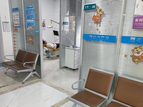 芜湖匠心口腔门诊部_医院外休息区